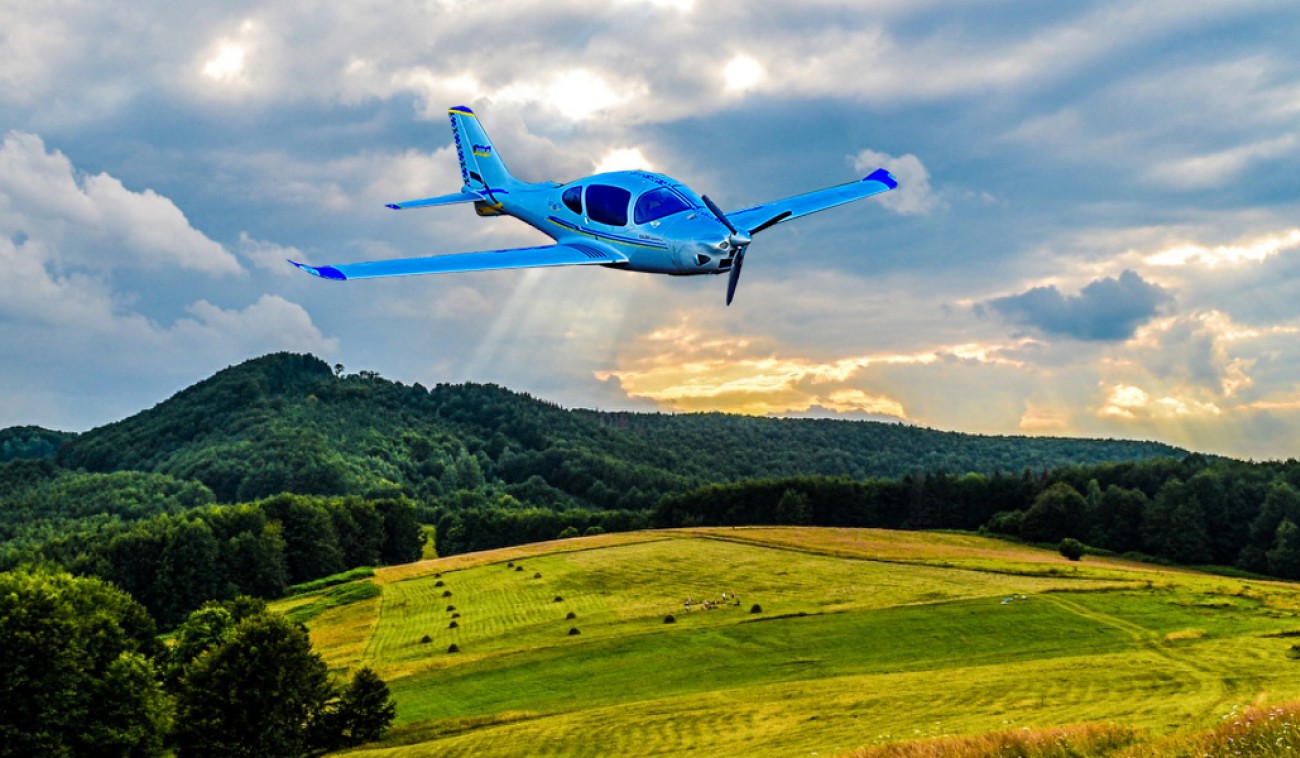 Політ на літаку Патріот LA-50 для трьох 20-хвилин