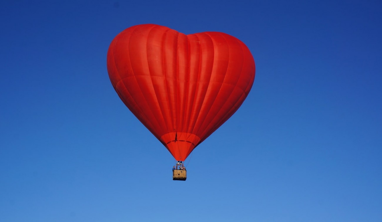 Полет на воздушном шаре сердце